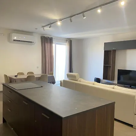 An Immaculate 3 Bedroom In شقة *