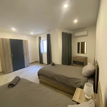 An Immaculate 3 Bedroom In アパート Gudja