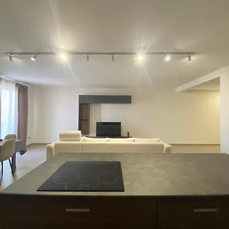 An Immaculate 3 Bedroom In アパート *