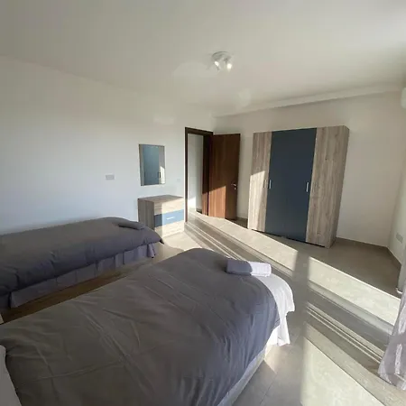 An Immaculate 3 Bedroom In アパート Gudja