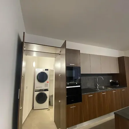 An Immaculate 3 Bedroom In アパート *